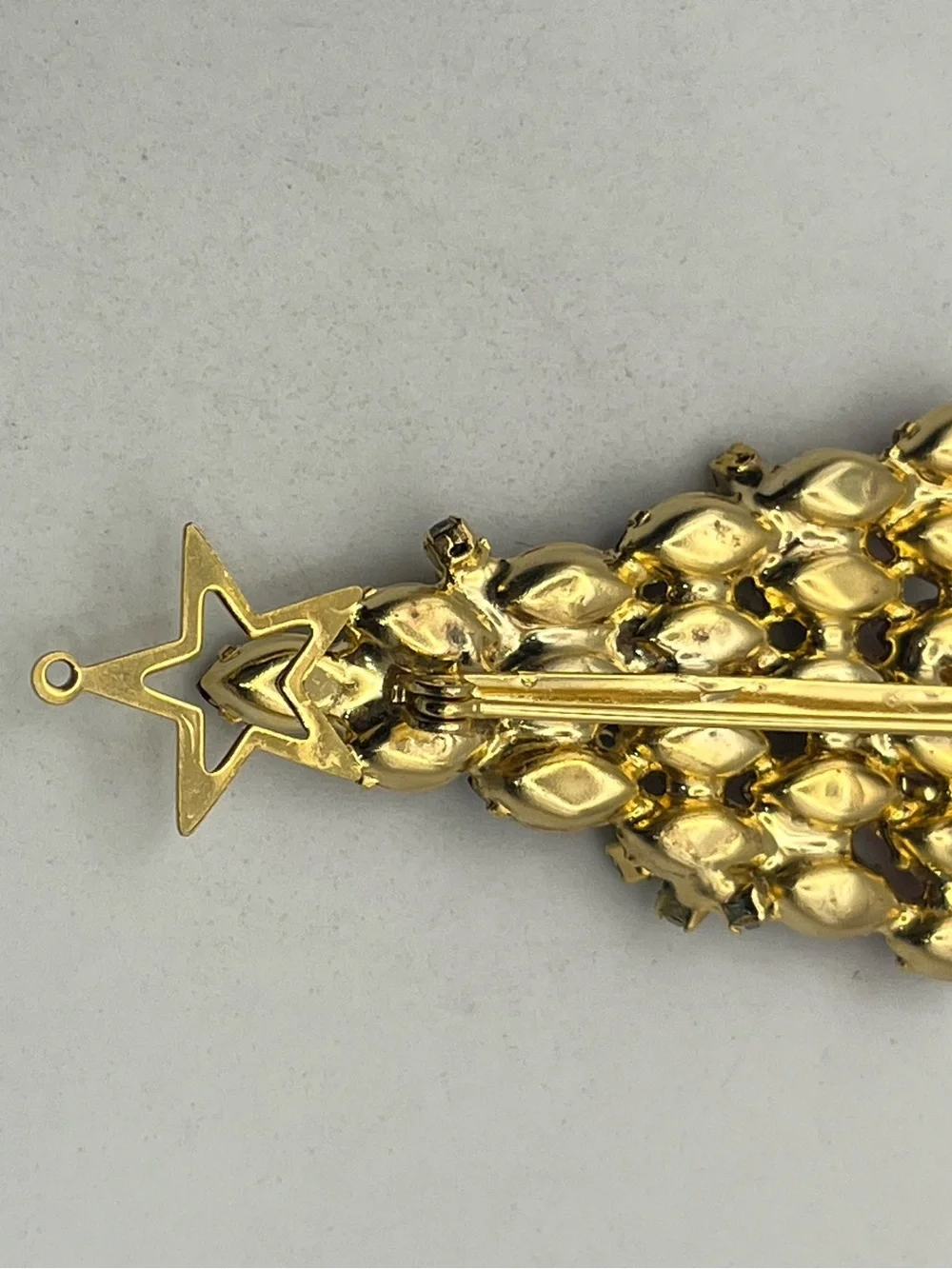 Christmas tree holiday red marquis shaped rhinestone gold tone brooch pin star